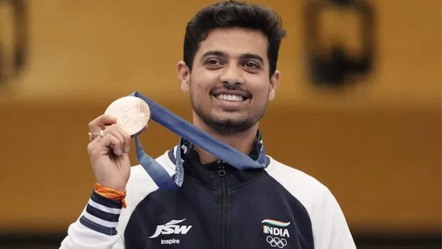 just-like-ms-dhoni-i-am-also-a-ticket-collector-paris-olympics-bronze-medalist-swapnil-kusale-reveals-his-connection-with-former-indian-skipper